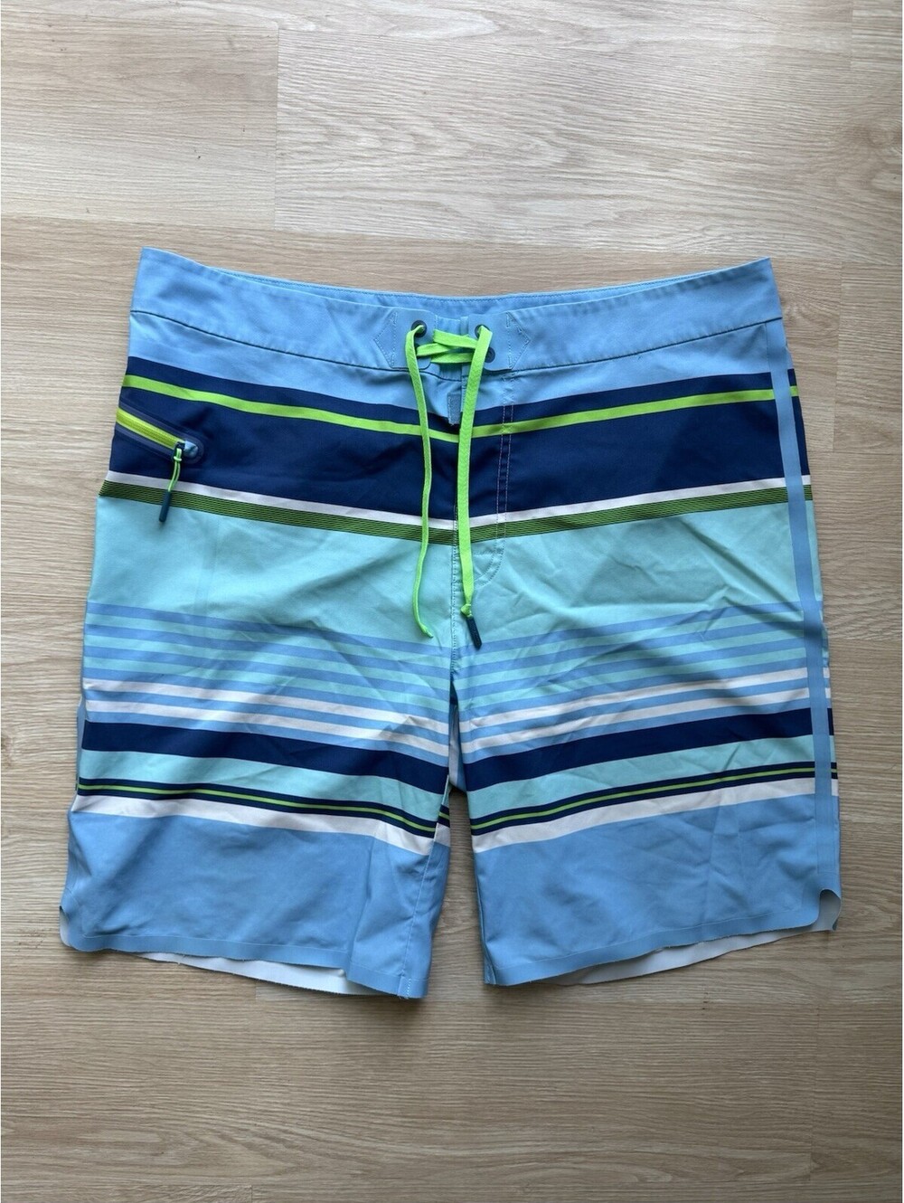 Vineyard Vines Men’s Size 35 Board Shorts Flat Front Blue Green Striped Summer